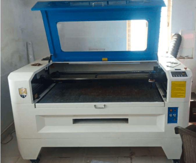 High power CO2 laser cutting system for heavy acrylic and wood fabrication